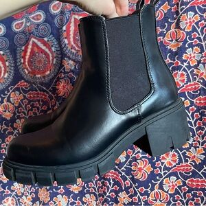 Madden Girl Tessa Chelsea Boots Size 7.5